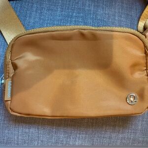 Lululemon Everywhere belt bag